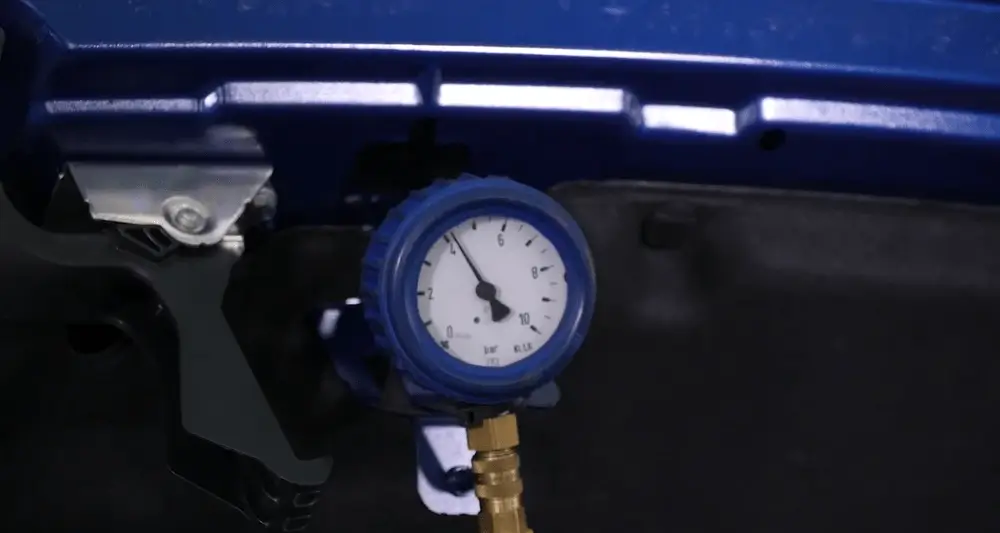 1.3 Messung des Vorförderdrucks mit dem Manometer 1.3 Messung des Vorförderdrucks mit dem Manometer