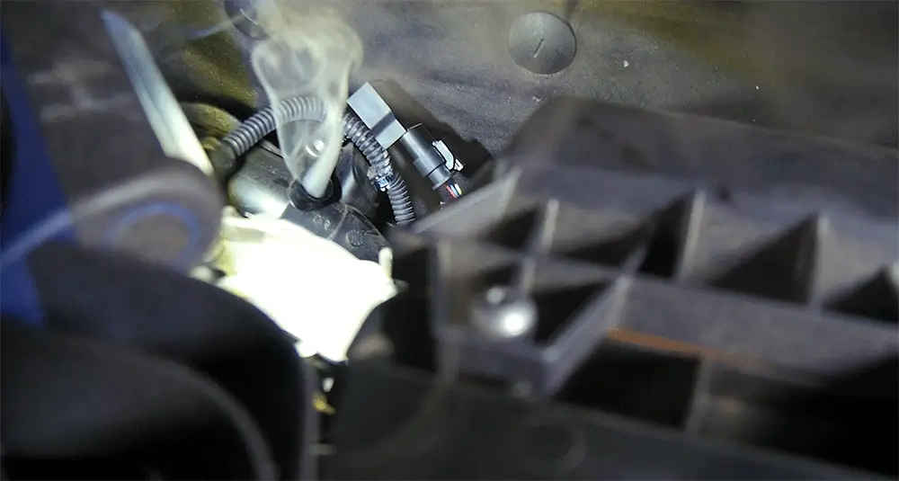 7.5 Druckprüfung des Ladeluftkreises mit der Nebelmaschine 7.5 Druckprüfung des Ladeluftkreises mit der Nebelmaschine