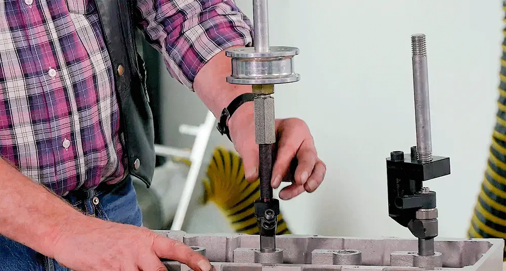 8.4 Die Demontage von Common Rail-Injektoren 8.4 Die Demontage von Common Rail-Injektoren