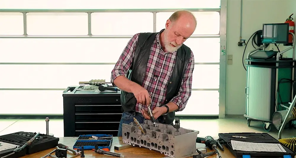 8.5 Die Vorbereitung des Einbaus von Common Rail-Injektoren 8.5 Die Vorbereitung des Einbaus von Common Rail-Injektoren